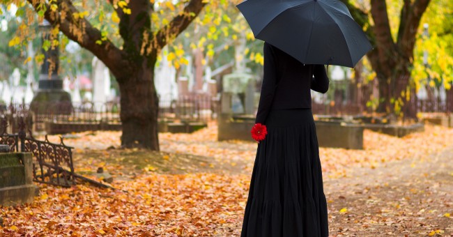 grief_cemetery_funeral_woman_black_umbrella_
